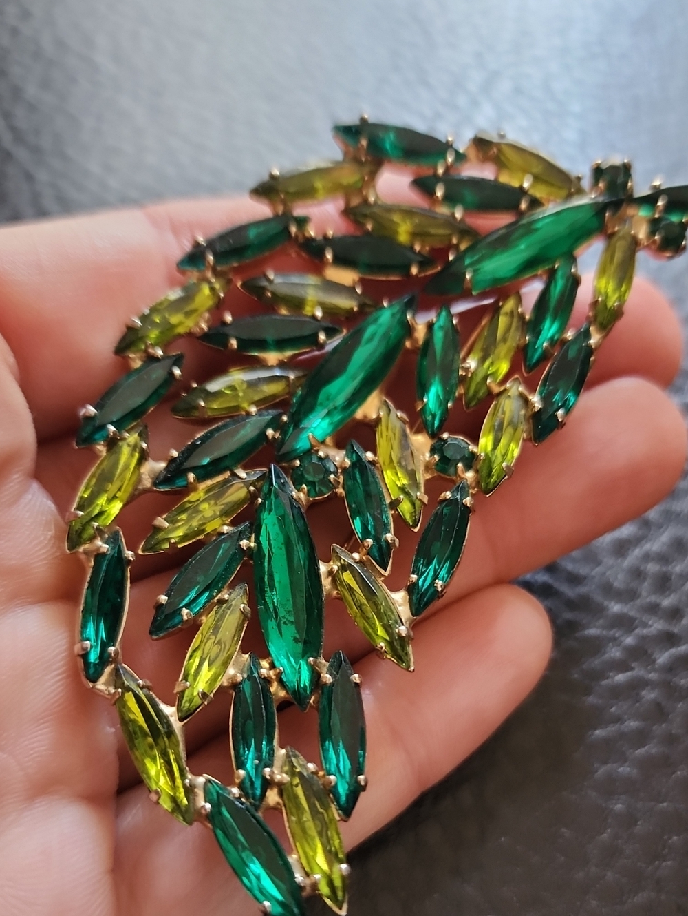 VTG Emerald & Lime Marquise Crystal Leaf Brooch - Women Jewelry - Picture 3 of 9